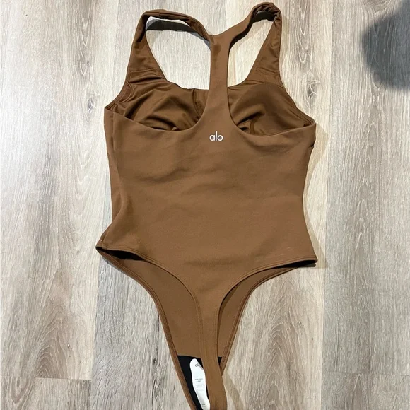 ALO Yoga Sleek Back Bodysuit In Cinnamon - Picture 6 of 7